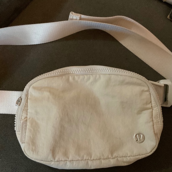 Lululemon Everywhere Bag Crossbody Off White Cream - Picture 1 of 15